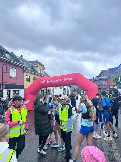 Målgang med ballongbue i Sauda sentrum