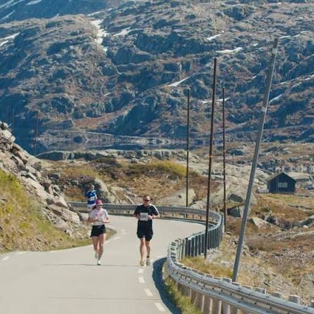 To løpere med startnummer på fjellvei mellom Røldal og Sauda