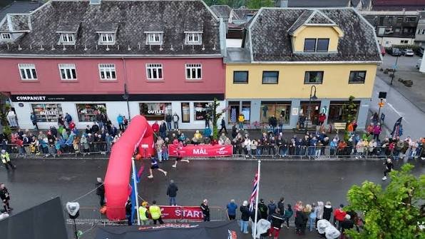 Fugleperspektiv av målgang med folkemengde i Sauda