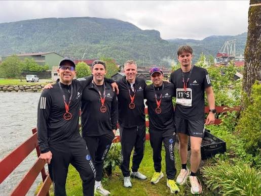 Glade løpere med medaljer etter målgang