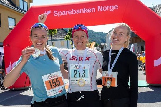 To kvinnelige løpere med startnummer i konkurranse